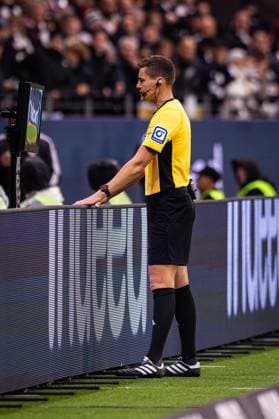 04 10 2025, xovx, Fußball Bundesliga, Eintracht Frankfurt FC Bayern München Referee Daniel Siebert Berlin looks at the scene of the handball before the goal to 1 1 via video evidence DFL DFB REGULATIONS PROHIBIT ANY USE OF PHOTOGRAPHS as IMAGE SEQUENCES and or QUASI VIDEO emspor Frankfurt am Main