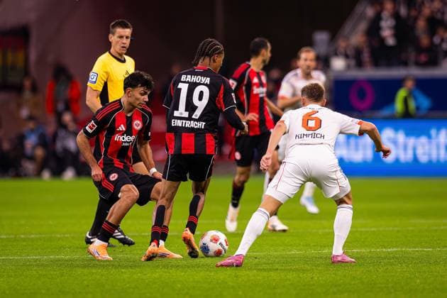 04 10 2025, xovx, Fußball Bundesliga, Eintracht Frankfurt FC Bayern München v l Can Uzun Eintracht Frankfurt , Jean Matteo Bahoya Eintracht Frankfurt , Joshua Kimmich FC Bayern München DFL DFB REGULATIONS PROHIBIT ANY USE OF PHOTOGRAPHS as IMAGE SEQUENCES and or QUASI VIDEO emspor Frankfurt am Main