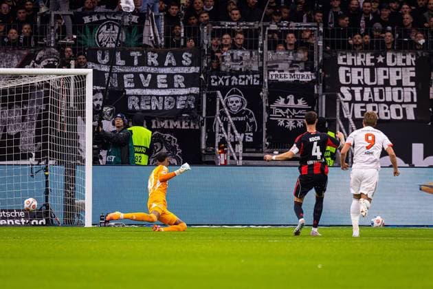 04 10 2025, xovx, Fußball Bundesliga, Eintracht Frankfurt FC Bayern München v l Kaua Santos Eintracht Frankfurt , Robin Koch Eintracht Frankfurt , Harry Kane FC Bayern München with the supposed goal for 2 0, which does not count due to offside DFL DFB REGULATIONS PROHIBIT ANY USE OF PHOTOGRAPHS as IMAGE SEQUENCES and or QUASI VIDEO emspor Frankfurt am Main