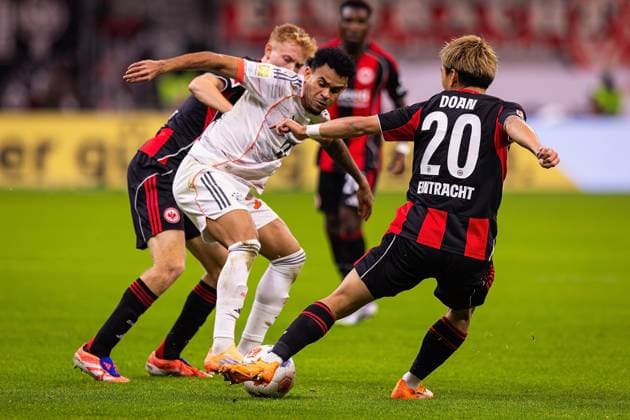 04 10 2025, xovx, Fußball Bundesliga, Eintracht Frankfurt FC Bayern München v l Hugo Larsson Eintracht Frankfurt , Luis DIaz FC Bayern München , Ritsu Doan Eintracht Frankfurt DFL DFB REGULATIONS PROHIBIT ANY USE OF PHOTOGRAPHS as IMAGE SEQUENCES and or QUASI VIDEO emspor Frankfurt am Main