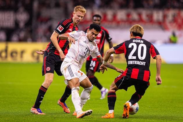 04 10 2025, xovx, Fußball Bundesliga, Eintracht Frankfurt FC Bayern München v l Hugo Larsson Eintracht Frankfurt , Luis DIaz FC Bayern München , Ritsu Doan Eintracht Frankfurt DFL DFB REGULATIONS PROHIBIT ANY USE OF PHOTOGRAPHS as IMAGE SEQUENCES and or QUASI VIDEO emspor Frankfurt am Main
