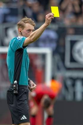 Ingolstadt, Germany 04 October 2025 3 Liga 2025 2026 FC Ingolstadt 04 vs SSV Ulm In the picture Referee Ben Henry Uhrig shows the yellow card DFB regulations prohibit any use of photographs as image sequences and or quasi video Audi Sportpark Bayern Copyright: xFotostandx xSchäferx