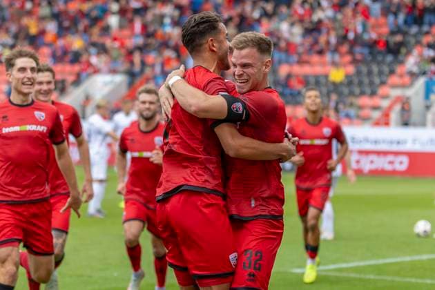 Ingolstadt, Germany 04 October 2025 3 Liga 2025 2026 FC Ingolstadt 04 vs SSV Ulm In the picture v re goal scorer Simon Lorenz FCI cheers with his teammates after his goal to 2 1, DFB regulations prohibit any use of photographs as image sequences and or quasi video Audi Sportpark Bayern Copyright: xFotostandx xSchäferx