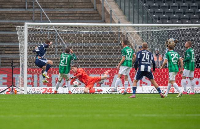 Soccer, Men, Season 2025 2026, 2 Bundesliga 8 Matchday , Hertha BSC SC Preußen Münster, f l Sebastian Grönning Hertha BSC scores the goal for 1 0 against Rico Preißinger Münster and goalkeeper Johannes Schenk Münster , 04 10 2025, Copyright: xSebastianxRäppold MatthiasxKochx