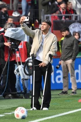 The injured Exequiel Palacios Bayer 04 Leverkusen takes a selfie 04 10 2025, Soccer 1 Bundesliga, Saison 2025 2026, 6 Spieltag, Bayer 04 Leverkusen Union Berlin 2 0 DFL regulations prohibit any use of photographs as image sequences and or quasi video Leverkusen BayArena Nordrhein Westfalen Germany Team2
