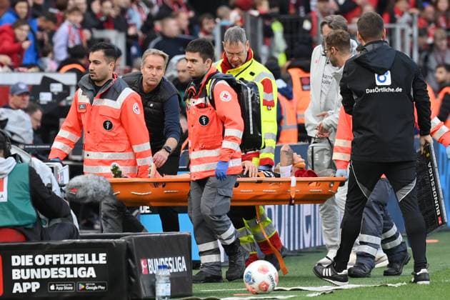 Alejandro Grimaldo Bayer 04 Leverkusen is carried off the field injured, 2 v li , Coach Kasper Hjulmand Bayer 04 Leverkusen 04 10 2025, Soccer 1 Bundesliga, Season 2025 2026, Matchday 6, Bayer 04 Leverkusen Union Berlin 2 0 DFL regulations prohibit any use of photographs as image sequences and or quasi video Leverkusen BayArena Nordrhein Westfalen Germany Team2