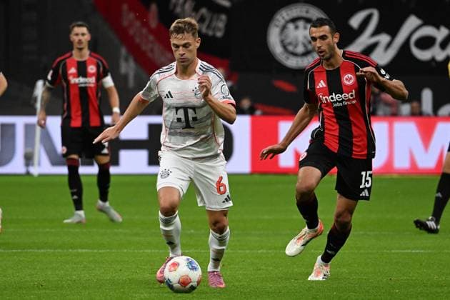 04 10 2025, xsltx, Fussball 1 Bundesliga, Eintracht Frankfurt FC Bayern München v l Joshua Kimmich FC Bayern Muenchen Ellyes Skhiri Eintracht Frankfurt Zweikampf, Aktion, action, battle for the ball DFL DFB REGULATIONS PROHIBIT ANY USE OF PHOTOGRAPHS as IMAGE SEQUENCES and or QUASI VIDEO Frankfurt am Main