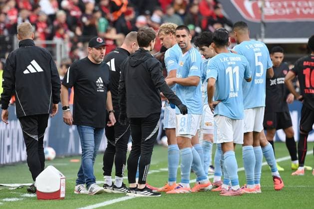 Coach Steffen Baumgart Union Berlin , li , with his players 04 10 2025, Soccer 1 Bundesliga, Season 2025 2026, 6 Matchday, Bayer 04 Leverkusen Union Berlin 2 0 DFL regulations prohibit any use of photographs as image sequences and or quasi video Leverkusen BayArena Nordrhein Westfalen Germany Team2