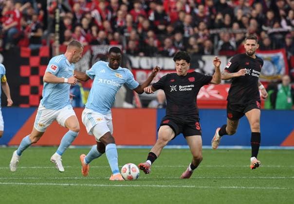 Tim Skarke Union Berlin , Ilyas Ansah Union Berlin , Ibrahim Maza Bayer 04 Leverkusen , Robert Andrich Bayer 04 Leverkusen , v li 04 10 2025, Fußball 1 Bundesliga, Saison 2025 2026, 6 Spieltag, Bayer 04 Leverkusen Union Berlin 2 0 DFL regulations prohibit any use of photographs as image sequences and or quasi video Leverkusen BayArena Nordrhein Westfalen Germany Team2