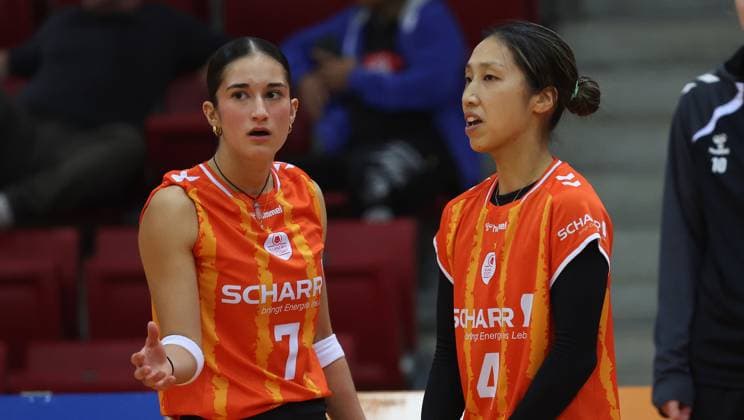 Stuttgart , Volleyball Hummel Cup Allianz MTV Stuttgart vs Viteos NUC Neuchatel , from left Fabiana Mottis Yurika Bamba Allianz