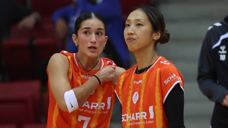 Stuttgart , Volleyball Hummel Cup Allianz MTV Stuttgart vs Viteos NUC Neuchatel , from left Fabiana Mottis Yurika Bamba Allianz