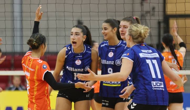 Stuttgart , Volleyball Hummel Cup Allianz MTV Stuttgart vs Viteos NUC Neuchatel , cheering , from left Yurika Bamba Julia de Paula Viana Anna Koulberg Allianz