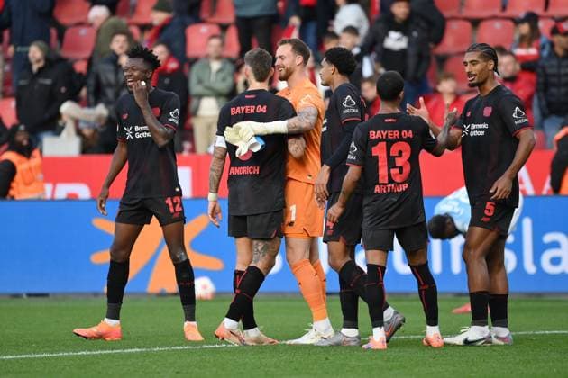 Cheering after the final whistle, from left , Edmond Tapsoba Bayer 04 Leverkusen , Robert Andrich Bayer 04 Leverkusen , goalkeeper Mark Flekken Bayer 04 Leverkusen , Jarell Quansah Bayer 04 Leverkusen , Arthur Bayer 04 Leverkusen , Loic Bade Bayer 04 Leverkusen , Loïc Badà 04 10 2025, Soccer 1 Bundesliga, Season 2025 2026, Matchday 6, Bayer 04 Leverkusen Union Berlin 2 0 DFL regulations prohibit any use of photographs as image sequences and or quasi video Leverkusen BayArena Nordrhein Westfalen Germany Team2