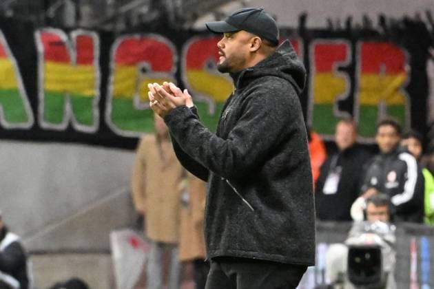 04 10 2025, xsltx, Fussball 1 Bundesliga, Eintracht Frankfurt FC Bayern München v l Trainer head coach Vincent Kompany FC Bayern Muenchen gibt Anweisungen, gestikuliert, mit den Armen gestikulieren gives instructions, gesticulate DFL DFB REGULATIONS PROHIBIT ANY USE OF PHOTOGRAPHS as IMAGE SEQUENCES and or QUASI VIDEO Frankfurt am Main