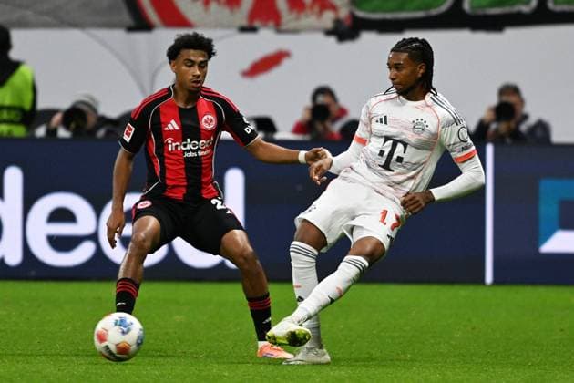 04 10 2025, xsltx, Fußball 1 Bundesliga, Eintracht Frankfurt FC Bayern München v l Nathaniel Brown Eintracht Frankfurt Michael Olise FC Bayern Muenchen Zweikampf, Aktion, action, battle for the ball DFL DFB REGULATIONS PROHIBIT ANY USE OF PHOTOGRAPHS as IMAGE SEQUENCES and or QUASI VIDEO Frankfurt am Main