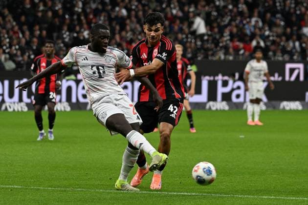 04 10 2025, xsltx, Fussball 1 Bundesliga, Eintracht Frankfurt FC Bayern München v l Dayot Upamecano FC Bayern Muenchen Can Uzun Eintracht Frankfurt Zweikampf, Aktion, action, battle for the ball DFL DFB REGULATIONS PROHIBIT ANY USE OF PHOTOGRAPHS as IMAGE SEQUENCES and or QUASI VIDEO Frankfurt am Main