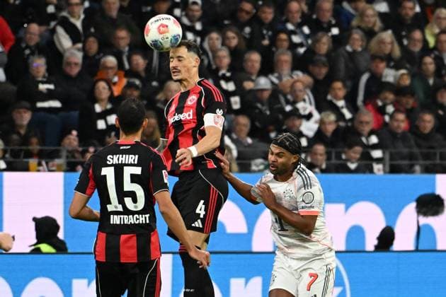 04 10 2025, xsltx, Fussball 1 Bundesliga, Eintracht Frankfurt FC Bayern München v l Ellyes Skhiri Eintracht Frankfurt Robin Koch Eintracht Frankfurt Serge Gnabry FC Bayern Muenchen Zweikampf, Aktion, action, battle for the ball DFL DFB REGULATIONS PROHIBIT ANY USE OF PHOTOGRAPHS as IMAGE SEQUENCES and or QUASI VIDEO Frankfurt am Main