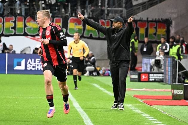 04 10 2025, xsltx, Fussball 1 Bundesliga, Eintracht Frankfurt FC Bayern München v l Jonathan Jonny Burkardt Eintracht Frankfurt Trainer head coach Vincent Kompany FC Bayern Muenchen DFL DFB REGULATIONS PROHIBIT ANY USE OF PHOTOGRAPHS as IMAGE SEQUENCES and or QUASI VIDEO Frankfurt am Main