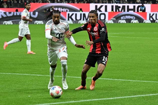 04 10 2025, xsltx, Fußball 1 Bundesliga, Eintracht Frankfurt FC Bayern München v l Michael Olise FC Bayern Muenchen Jean Matteo Bahoya Eintracht Frankfurt Zweikampf, Aktion, action, battle for the ball DFL DFB REGULATIONS PROHIBIT ANY USE OF PHOTOGRAPHS as IMAGE SEQUENCES and or QUASI VIDEO Frankfurt am Main