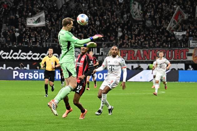 04 10 2025, xsltx, Soccer 1 Bundesliga, Eintracht Frankfurt FC Bayern München v l Manuel Neuer FC Bayern Muenchen Jean Matteo Bahoya Eintracht Frankfurt Sacha Boey FC Bayern Muenchen Zweikampf, Aktion, action, battle for the ball DFL DFB REGULATIONS PROHIBIT ANY USE OF PHOTOGRAPHS as IMAGE SEQUENCES and or QUASI VIDEO Frankfurt am Main