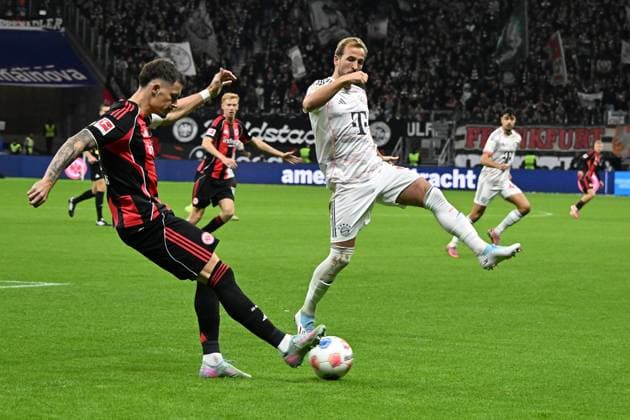 04 10 2025, xsltx, Fussball 1 Bundesliga, Eintracht Frankfurt FC Bayern München v l Robin Koch Eintracht Frankfurt Harry Kane FC Bayern Muenchen Zweikampf, Aktion, action, battle for the ball DFL DFB REGULATIONS PROHIBIT ANY USE OF PHOTOGRAPHS as IMAGE SEQUENCES and or QUASI VIDEO Frankfurt am Main
