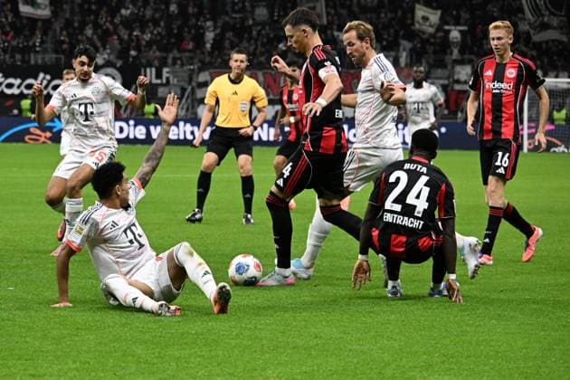 04 10 2025, xsltx, Fussball 1 Bundesliga, Eintracht Frankfurt FC Bayern München v l Aleksandar Pavlovic FC Bayern Muenchen Luis Diaz FC Bayern Muenchen Robin Koch Eintracht Frankfurt Harry Kane FC Bayern Muenchen AurÃ lio Buta Eintracht Frankfurt Hugo Larsson Eintracht Frankfurt Zweikampf, Aktion, action, battle for the ball DFL DFB REGULATIONS PROHIBIT ANY USE OF PHOTOGRAPHS as IMAGE SEQUENCES and or QUASI VIDEO Frankfurt am Main