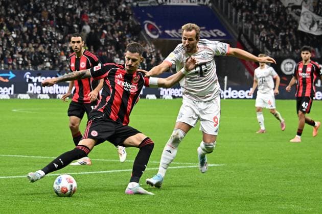 04 10 2025, xsltx, Fussball 1 Bundesliga, Eintracht Frankfurt FC Bayern München v l Robin Koch Eintracht Frankfurt Harry Kane FC Bayern Muenchen Zweikampf, Aktion, action, battle for the ball DFL DFB REGULATIONS PROHIBIT ANY USE OF PHOTOGRAPHS as IMAGE SEQUENCES and or QUASI VIDEO Frankfurt am Main