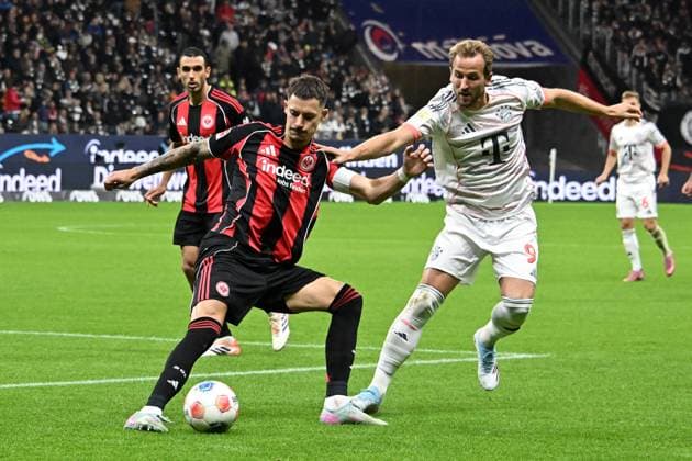 04 10 2025, xsltx, Fussball 1 Bundesliga, Eintracht Frankfurt FC Bayern München v l Robin Koch Eintracht Frankfurt Harry Kane FC Bayern Muenchen Zweikampf, Aktion, action, battle for the ball DFL DFB REGULATIONS PROHIBIT ANY USE OF PHOTOGRAPHS as IMAGE SEQUENCES and or QUASI VIDEO Frankfurt am Main