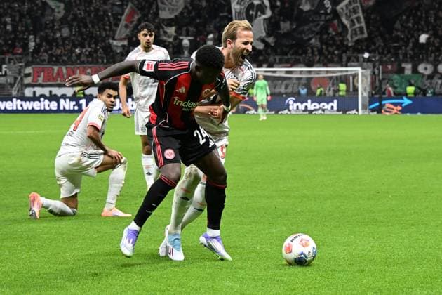 04 10 2025, xsltx, Fussball 1 Bundesliga, Eintracht Frankfurt FC Bayern München v l Harry Kane FC Bayern Muenchen AurÃ lio Buta Eintracht Frankfurt Zweikampf, Aktion, action, battle for the ball DFL DFB REGULATIONS PROHIBIT ANY USE OF PHOTOGRAPHS as IMAGE SEQUENCES and or QUASI VIDEO Frankfurt am Main