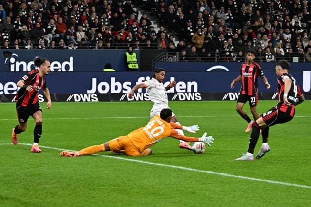 04 10 2025, xsltx, Fussball 1 Bundesliga, Eintracht Frankfurt FC Bayern München v l Arthur Theate Eintracht Frankfurt Kaua Santos Eintracht Frankfurt Serge Gnabry FC Bayern Muenchen Nathaniel Brown Eintracht Frankfurt Robin Koch Eintracht Frankfurt Zweikampf, Aktion, action, battle for the ball DFL DFB REGULATIONS PROHIBIT ANY USE OF PHOTOGRAPHS as IMAGE SEQUENCES and or QUASI VIDEO Frankfurt am Main