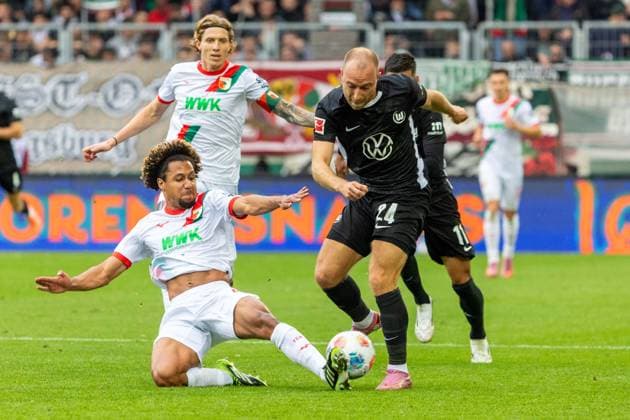 Augsburg vs VfL, 1 BL Augsburg, 04 10 2025, FOOTBALL FC Augsburg vs VfL Wolfsburg, 1 BL, Season 2025 26 Kristijan Jakic FC Augsburg , Han Noah Massengo FC Augsburg , Joakim Maehle VfL Wolfsburg , Christian Eriksen VfL Wolfsburg , Augsburg