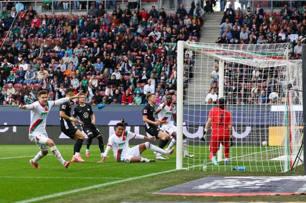 Noahkai Banks 40 FC Augsburg scores the goal for 1 0, Kamil Grabara 1 VfL Wolfsburg , FC Augsburg vs VfL Wolfsburg, Football, 1 Bundesliga, 6 Matchday, 04 10 2025 DFB regulations prohibit any use of photographs as image sequences and or quasi video Augsburg Bayern Germany Copyright: xkolbert-press ChristianxKolbertx