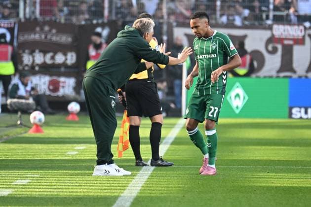 GER, 1 FBL, SV Werder Bremen vs FC St Pauli 04 10 2025, Weserstadion, Bremen, GER, 1 FBL, SV Werder Bremen vs FC St Pauli in picture Horst Steffen SV Werder Bremen Coach Felix Agu Werder Bremen 27 receives instructions nordphotoxGmbHxx xKokenge nph00001