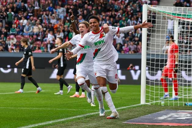 Goal celebration by Kristijan Jakic 17 FC Augsburg , Noahkai Banks 40 FC Augsburg to 1 0, FC Augsburg vs VfL Wolfsburg, Football, 1 Bundesliga, 6 Matchday, 04 10 2025 DFB regulations prohibit any use of photographs as image sequences and or quasi video Augsburg Bayern Germany Copyright: xkolbert-press ChristianxKolbertx