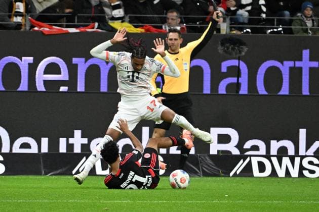 04 10 2025, xsltx, Fußball 1 Bundesliga, Eintracht Frankfurt FC Bayern München v l Michael Olise FC Bayern Muenchen Nathaniel Brown Eintracht Frankfurt Zweikampf, Aktion, action, battle for the ball DFL DFB REGULATIONS PROHIBIT ANY USE OF PHOTOGRAPHS as IMAGE SEQUENCES and or QUASI VIDEO Frankfurt am Main