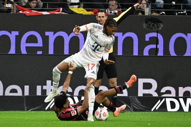 04 10 2025, xsltx, Fußball 1 Bundesliga, Eintracht Frankfurt FC Bayern München v l Michael Olise FC Bayern Muenchen Nathaniel Brown Eintracht Frankfurt Zweikampf, Aktion, action, battle for the ball DFL DFB REGULATIONS PROHIBIT ANY USE OF PHOTOGRAPHS as IMAGE SEQUENCES and or QUASI VIDEO Frankfurt am Main