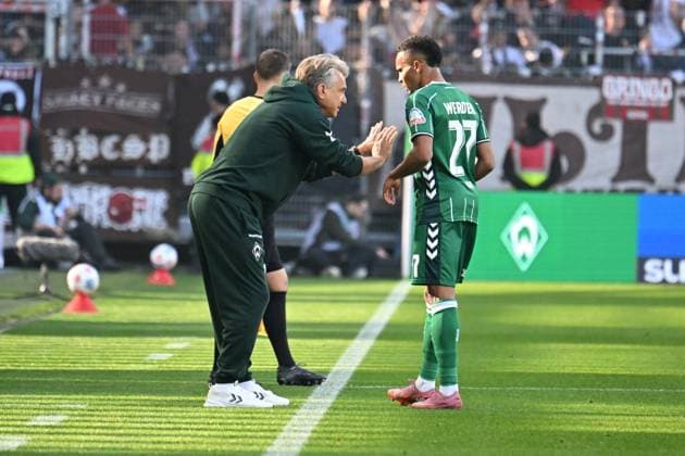 GER, 1 FBL, SV Werder Bremen vs FC St Pauli 04 10 2025, Weserstadion, Bremen, GER, 1 FBL, SV Werder Bremen vs FC St Pauli in picture Horst Steffen SV Werder Bremen Coach Felix Agu Werder Bremen 27 receives instructions nordphotoxGmbHxx xKokenge nph00001