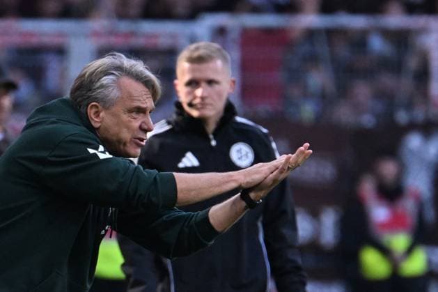 GER, 1 FBL, SV Werder Bremen vs FC St Pauli 04 10 2025, Weserstadion, Bremen, GER, 1 FBL, SV Werder Bremen vs FC St Pauli in the picture Horst Steffen SV Werder Bremen coach gestures, facial expressions, emotions in the coching zone on the sidelines, nordphotoxGmbHxx xKokenge nph00001