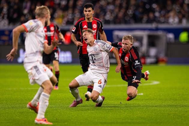 04 10 2025, xovx, Fußball Bundesliga, Eintracht Frankfurt FC Bayern München v l Konrad Laimer FC Bayern München , Can Uzun Eintracht Frankfurt , Joshua Kimmich FC Bayern München , Jonathan Burkardt Eintracht Frankfurt DFL DFB REGULATIONS PROHIBIT ANY USE OF PHOTOGRAPHS as IMAGE SEQUENCES and or QUASI VIDEO emspor Frankfurt am Main