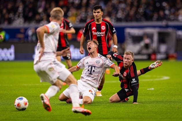 04 10 2025, xovx, Fußball Bundesliga, Eintracht Frankfurt FC Bayern München v l Konrad Laimer FC Bayern München , Joshua Kimmich FC Bayern München , Can Uzun Eintracht Frankfurt , Jonathan Burkardt Eintracht Frankfurt DFL DFB REGULATIONS PROHIBIT ANY USE OF PHOTOGRAPHS as IMAGE SEQUENCES and or QUASI VIDEO emspor Frankfurt am Main