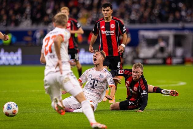 04 10 2025, xovx, Fußball Bundesliga, Eintracht Frankfurt FC Bayern München v l Konrad Laimer FC Bayern München , Joshua Kimmich FC Bayern München , Can Uzun Eintracht Frankfurt , Jonathan Burkardt Eintracht Frankfurt DFL DFB REGULATIONS PROHIBIT ANY USE OF PHOTOGRAPHS as IMAGE SEQUENCES and or QUASI VIDEO emspor Frankfurt am Main