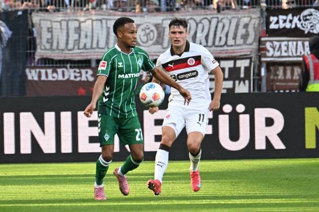 GER, 1 FBL, SV Werder Bremen vs FC St Pauli 04 10 2025, Weserstadion, Bremen, GER, 1 FBL, SV Werder Bremen vs FC St Pauli in picture Felix Agu Werder Bremen 27 in duel against Arkadiusz Pyrka Arkadiusz Pirka Pauli 11 nordphotoxGmbHxx xKokenge nph00001