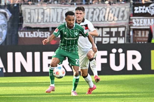 GER, 1 FBL, SV Werder Bremen vs FC St Pauli 04 10 2025, Weserstadion, Bremen, GER, 1 FBL, SV Werder Bremen vs FC St Pauli in picture Felix Agu Werder Bremen 27 in duel against Arkadiusz Pyrka Arkadiusz Pirka Pauli 11 nordphotoxGmbHxx xKokenge nph00001