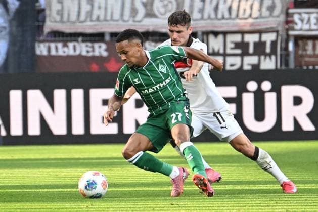 GER, 1 FBL, SV Werder Bremen vs FC St Pauli 04 10 2025, Weserstadion, Bremen, GER, 1 FBL, SV Werder Bremen vs FC St Pauli in picture Felix Agu Werder Bremen 27 in duel against Arkadiusz Pyrka Arkadiusz Pirka Pauli 11 nordphotoxGmbHxx xKokenge nph00001