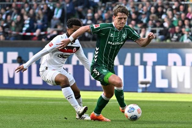 GER, 1 FBL, SV Werder Bremen vs FC St Pauli 04 10 2025, Weserstadion, Bremen, GER, 1 FBL, SV Werder Bremen vs FC St Pauli in picture Jens Stage Werder Bremen 06 in duel against Martijn Kaars Pauli 19 nordphotoxGmbHxx xKokenge nph00001