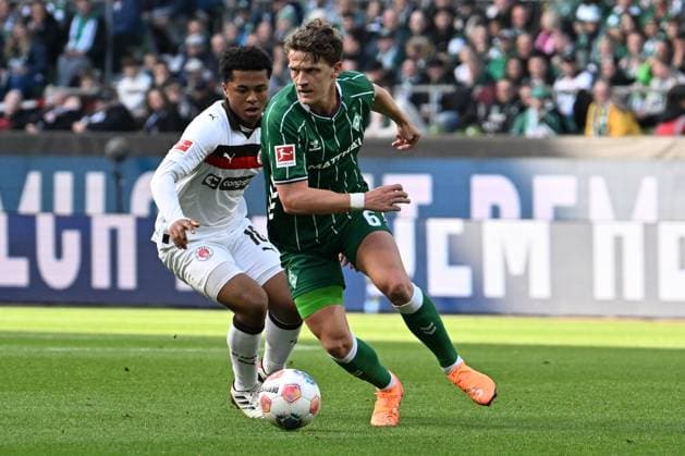 GER, 1 FBL, SV Werder Bremen vs FC St Pauli 04 10 2025, Weserstadion, Bremen, GER, 1 FBL, SV Werder Bremen vs FC St Pauli in picture Jens Stage Werder Bremen 06 in duel against Martijn Kaars Pauli 19 nordphotoxGmbHxx xKokenge nph00001