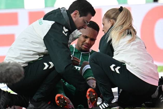 GER, 1 FBL, SV Werder Bremen vs FC St Pauli 04 10 2025, Weserstadion, Bremen, GER, 1 FBL, SV Werder Bremen vs FC St Pauli in picture Felix Agu Werder Bremen 27 disappointed disappointed sad defeat dissapointed Laura Kersting Physiotherapist SV Werder Bremen Robert Gorzolla SV Werder Bremen deputy team doctor nordphotoxGmbHxx xKokenge nph00001