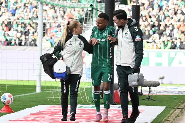 GER, 1 FBL, SV Werder Bremen vs FC St Pauli 04 10 2025, Weserstadion, Bremen, GER, 1 FBL, SV Werder Bremen vs FC St Pauli in picture Felix Agu Werder Bremen 27 disappointed disappointed sad defeat dissapointed Laura Kersting Physiotherapist SV Werder Bremen Robert Gorzolla SV Werder Bremen deputy team doctor nordphotoxGmbHxx xKokenge nph00001
