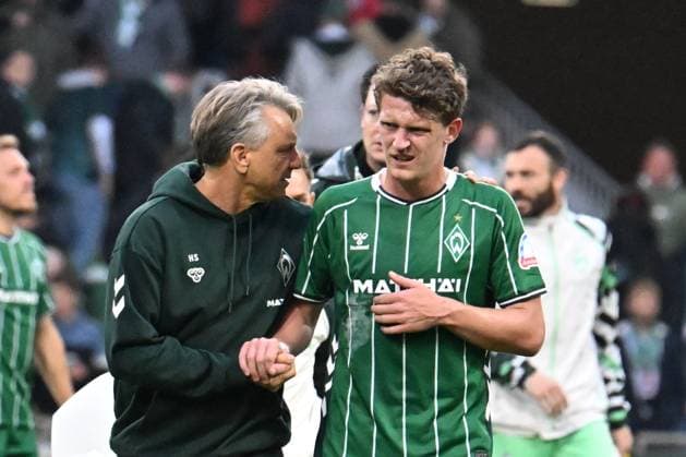 GER, 1 FBL, SV Werder Bremen vs FC St Pauli 04 10 2025, Weserstadion, Bremen, GER, 1 FBL, SV Werder Bremen vs FC St Pauli in picture Horst Steffen SV Werder Bremen coach comforts Jens Stage Werder Bremen 06 injury hurt pain after the match nordphotoxGmbHxx xKokenge nph00001