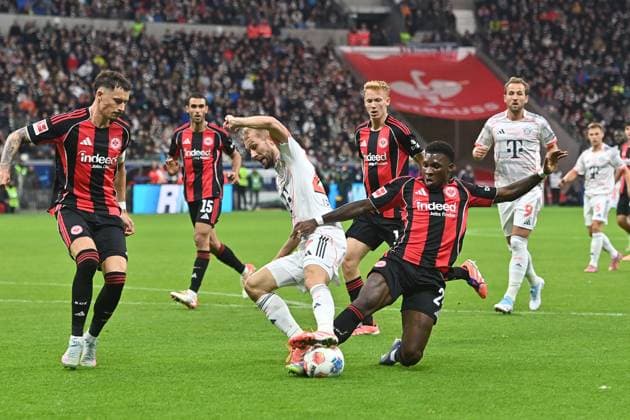 from left Robin KOCH Eintracht Frankfurt ,Konrad LAIMER Bayern Muenchen ,Aurelio Gabriel Ulineia Buta Eintracht Frankfurt , Action,Duel Soccer 1 Bundesliga Season 2025 2026, 6 Matchday, Matchday06, Eintracht Frankfurt FC Bayern Muenchen 0 3 on 04 10 2025 DEUTSCHE BANK PARK